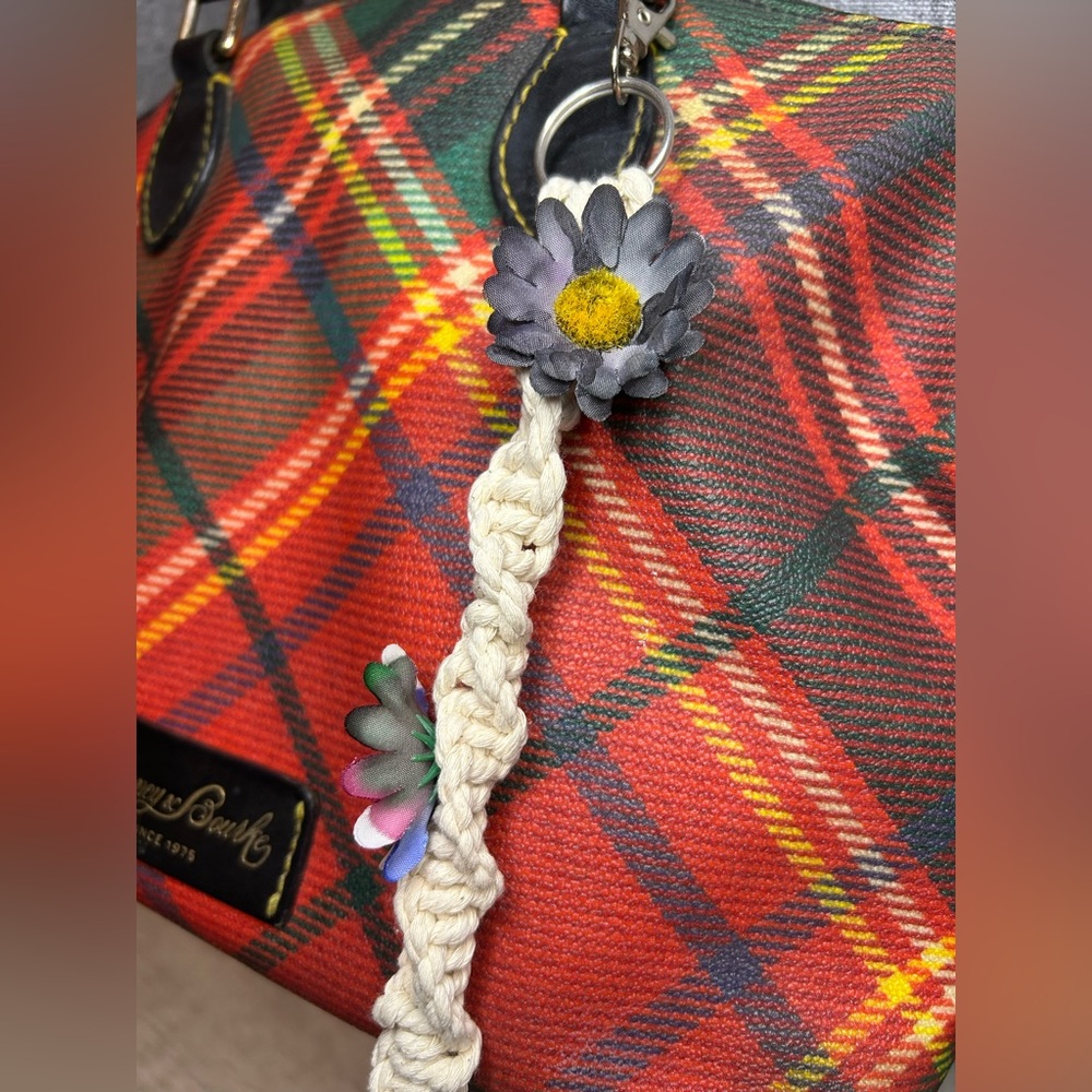 Handmade Macrame Daisy Key Chain - Picture 8 of 8